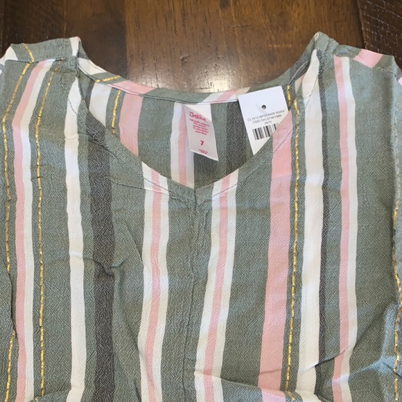 Flutter sleeve hem top - Picture 7 of 9